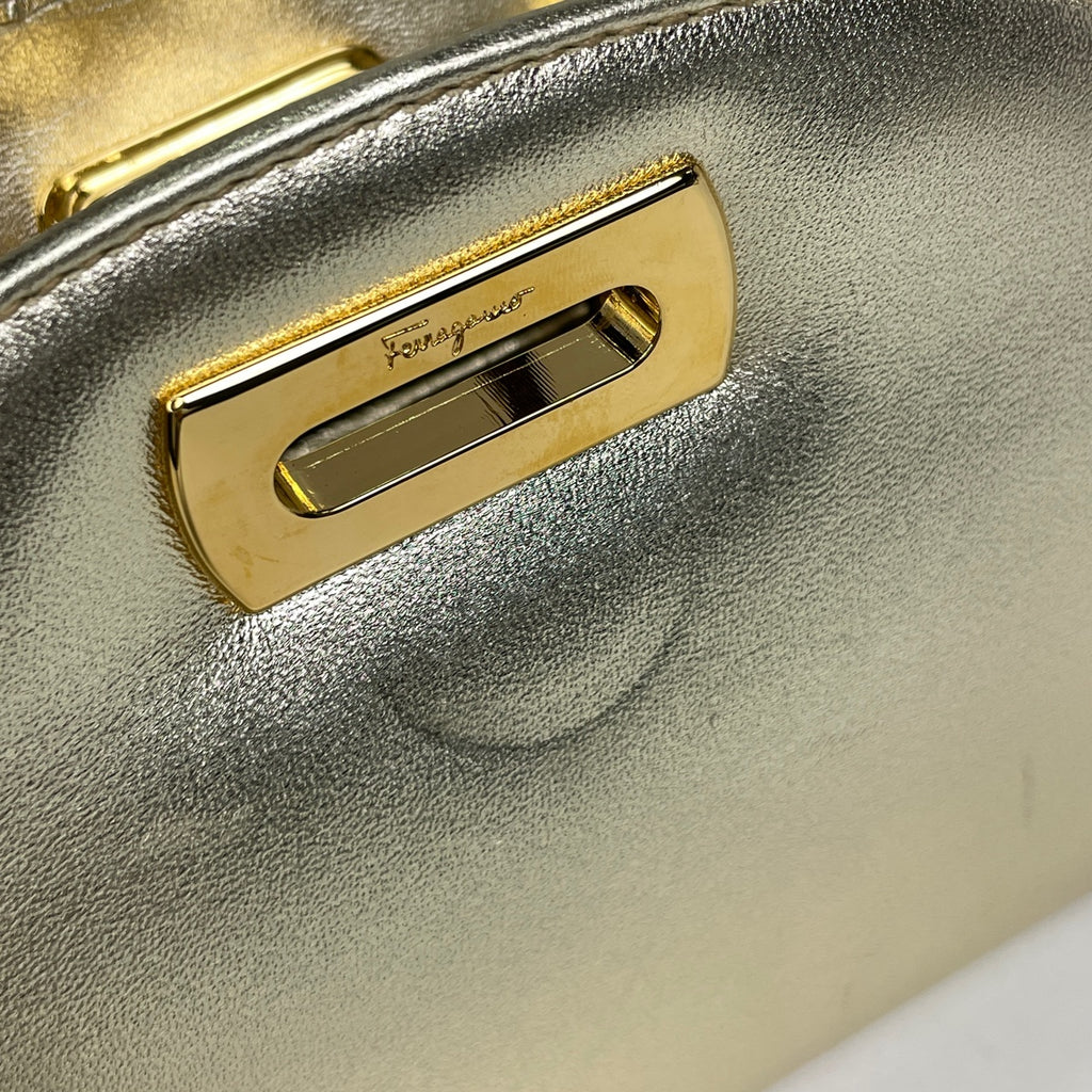 サルヴァトーレフェラガモ ガンチーニ チェーン ショルダーバッグ 2WAY ポーチ ショルダーバッグ レザー ゴールド レディース 【中古】brbag