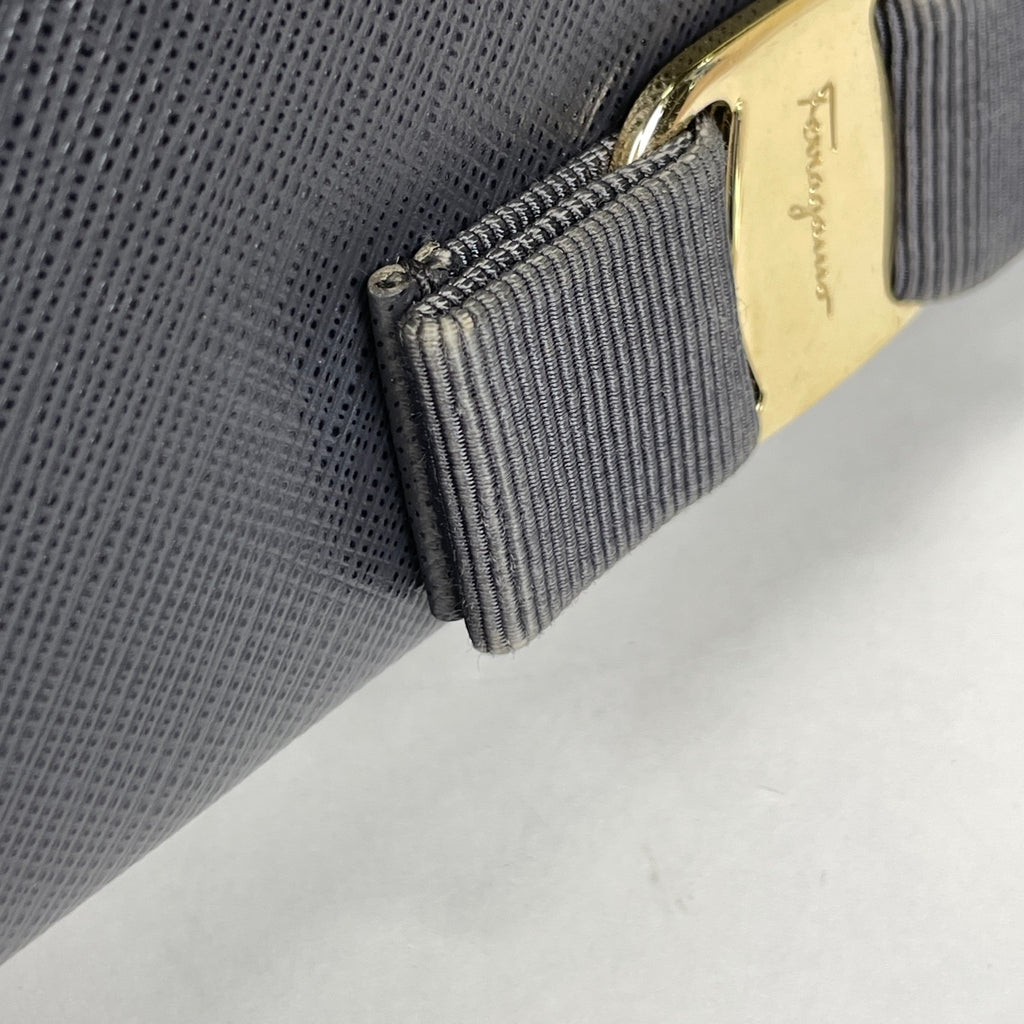 サルヴァトーレフェラガモ ヴァラリボン チェーン ウォレット ショルダーバッグ 二つ折り財布 レザー グレー レディース 【中古】brbag