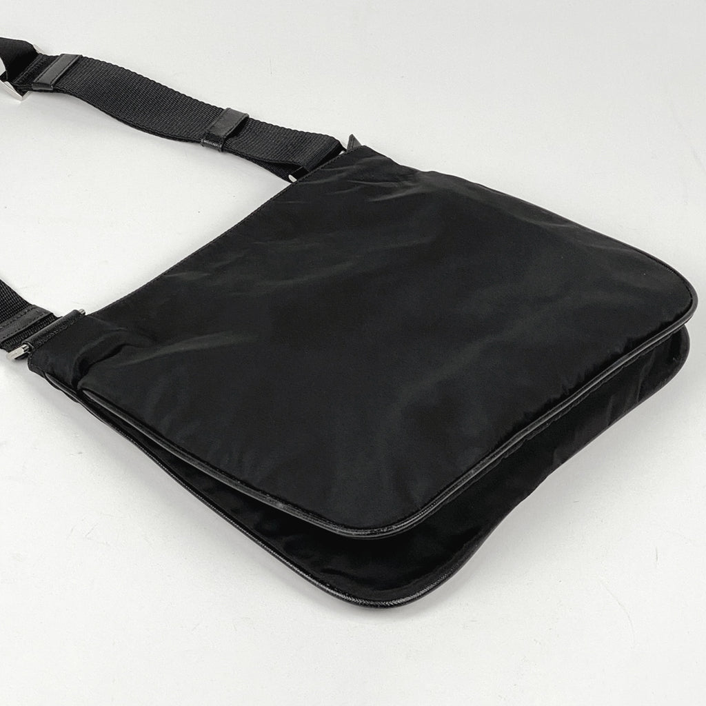 プラダ ロゴプレート ショルダーバッグ 斜め掛け ショルダーバッグ テスートナイロン ネロ(ブラック) VA0563 レディース 【中古】brbag