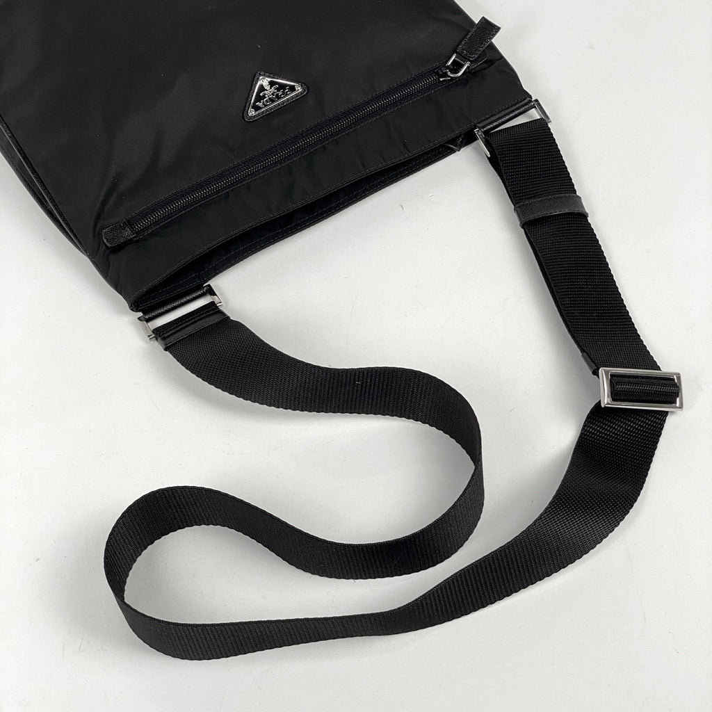 プラダ ロゴプレート ショルダーバッグ 斜め掛け ショルダーバッグ テスートナイロン ネロ(ブラック) VA0563 レディース 【中古】brbag