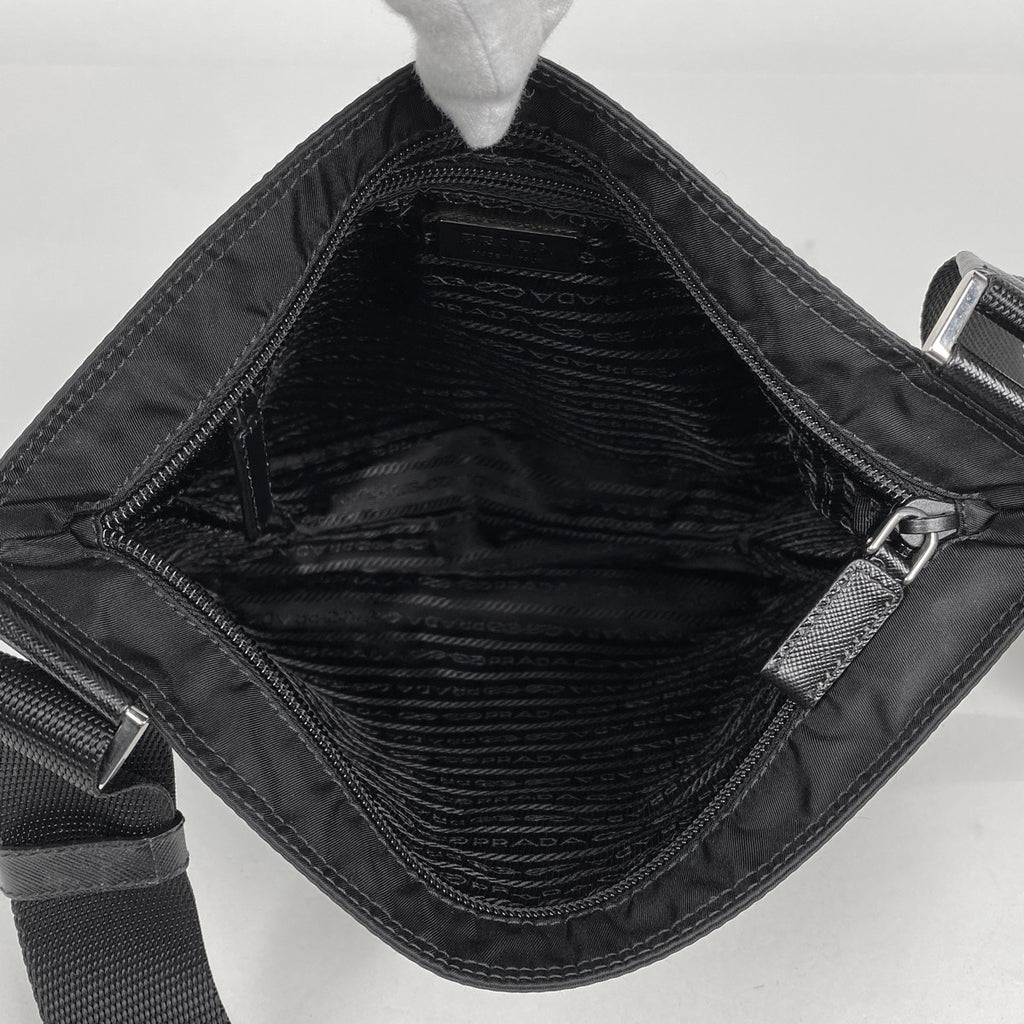 プラダ ロゴプレート ショルダーバッグ 斜め掛け ショルダーバッグ テスートナイロン ネロ(ブラック) VA0563 レディース 【中古】brbag