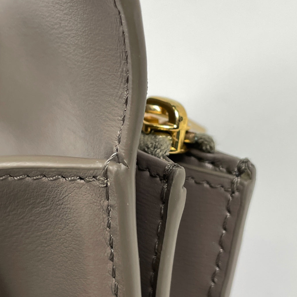 セリーヌ トリオンフ 三つ折り財布 ミニ コインケース付き 三つ折り財布 レザー グレージュ レディース 【中古】brbag