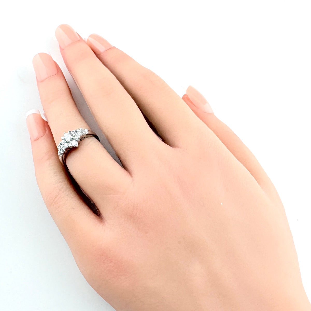 【美品】指輪(メレダイヤ等) 婚約指輪は定番の1つダイヤのものかメレダイヤがついているものに