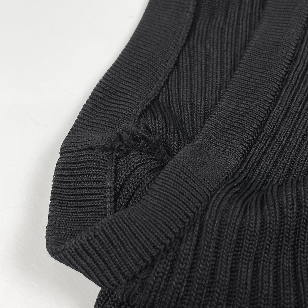 CHANEL カシミヤ カメリア ココマークチャーム ノースリーブニット 黒 バイセル公式】シャネル ココマークボタン ノースリーブ ニット