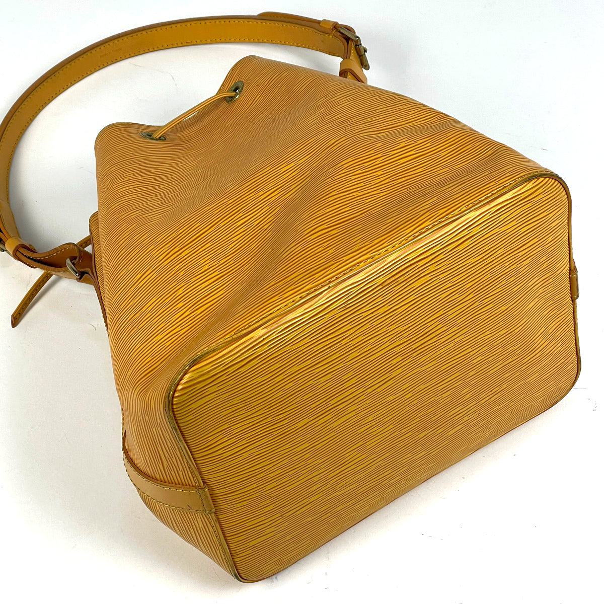 【値下げ】☆美品☆ルイヴィトン エピ プチ・ノエ 巾着ショルダーバッグ バイセル公式】ルイ・ヴィトン プチノエ 巾着型 肩掛け ショルダー