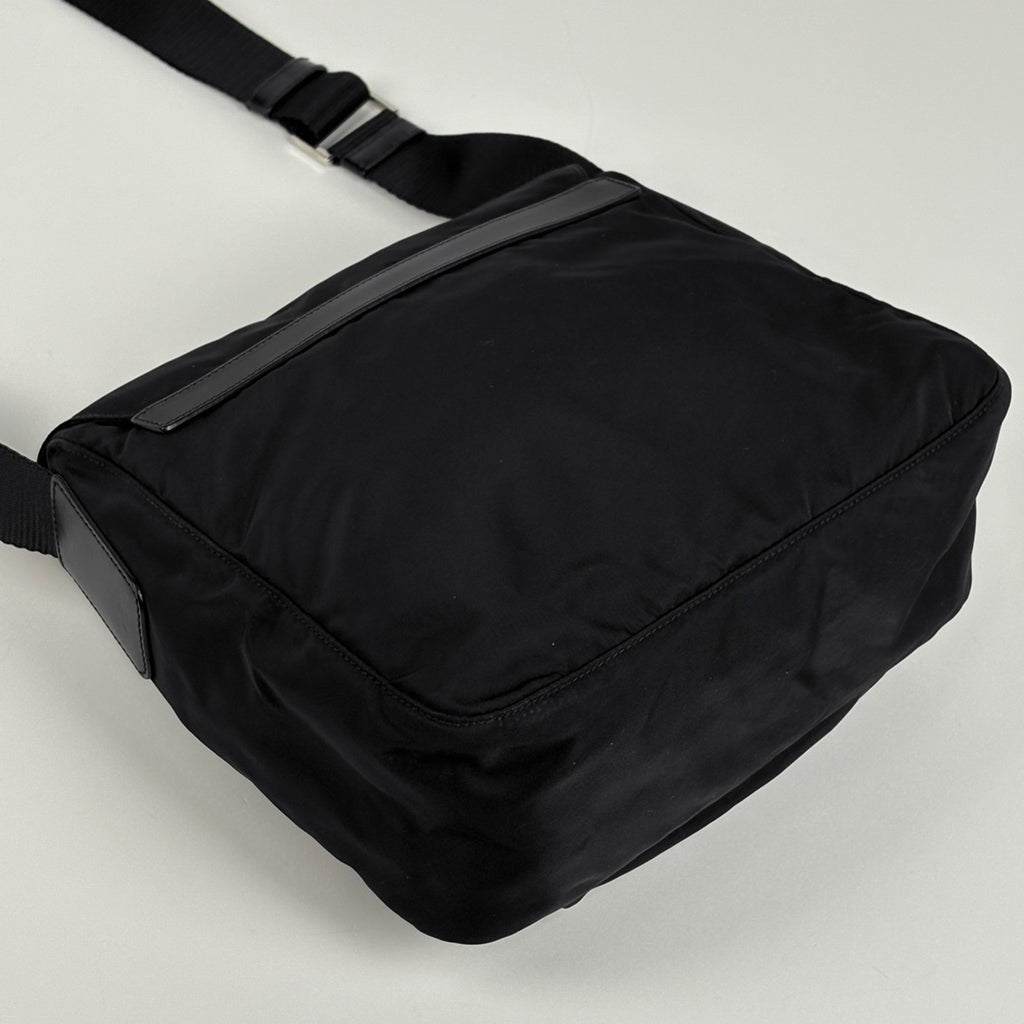 プラダ ロゴプレート ショルダーバッグ 肩掛け 斜め掛け ショルダーバッグ ナイロン ネロ(ブラック) レディース 【中古】brbag