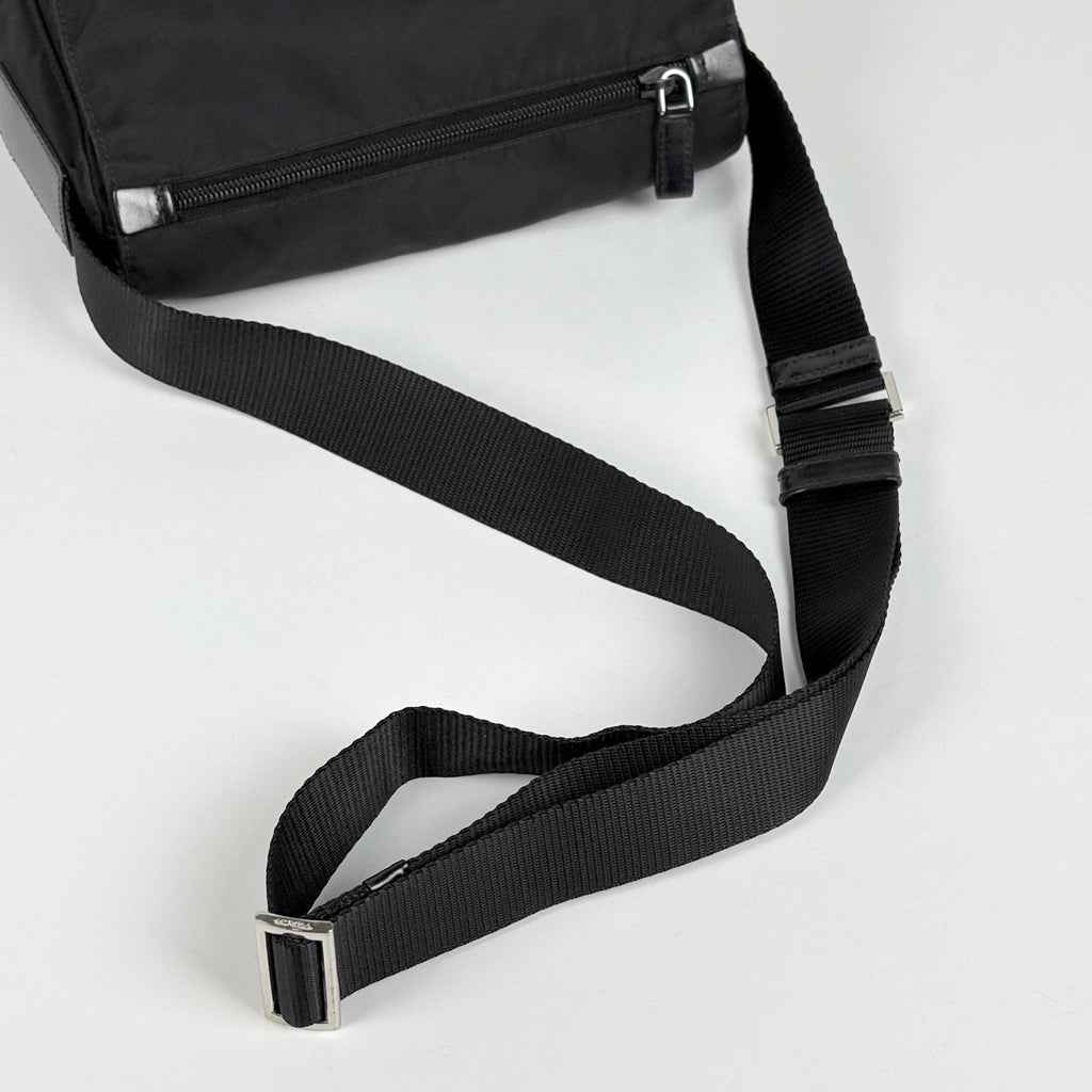 プラダ ロゴプレート ショルダーバッグ 肩掛け 斜め掛け ショルダーバッグ ナイロン ネロ(ブラック) レディース 【中古】brbag