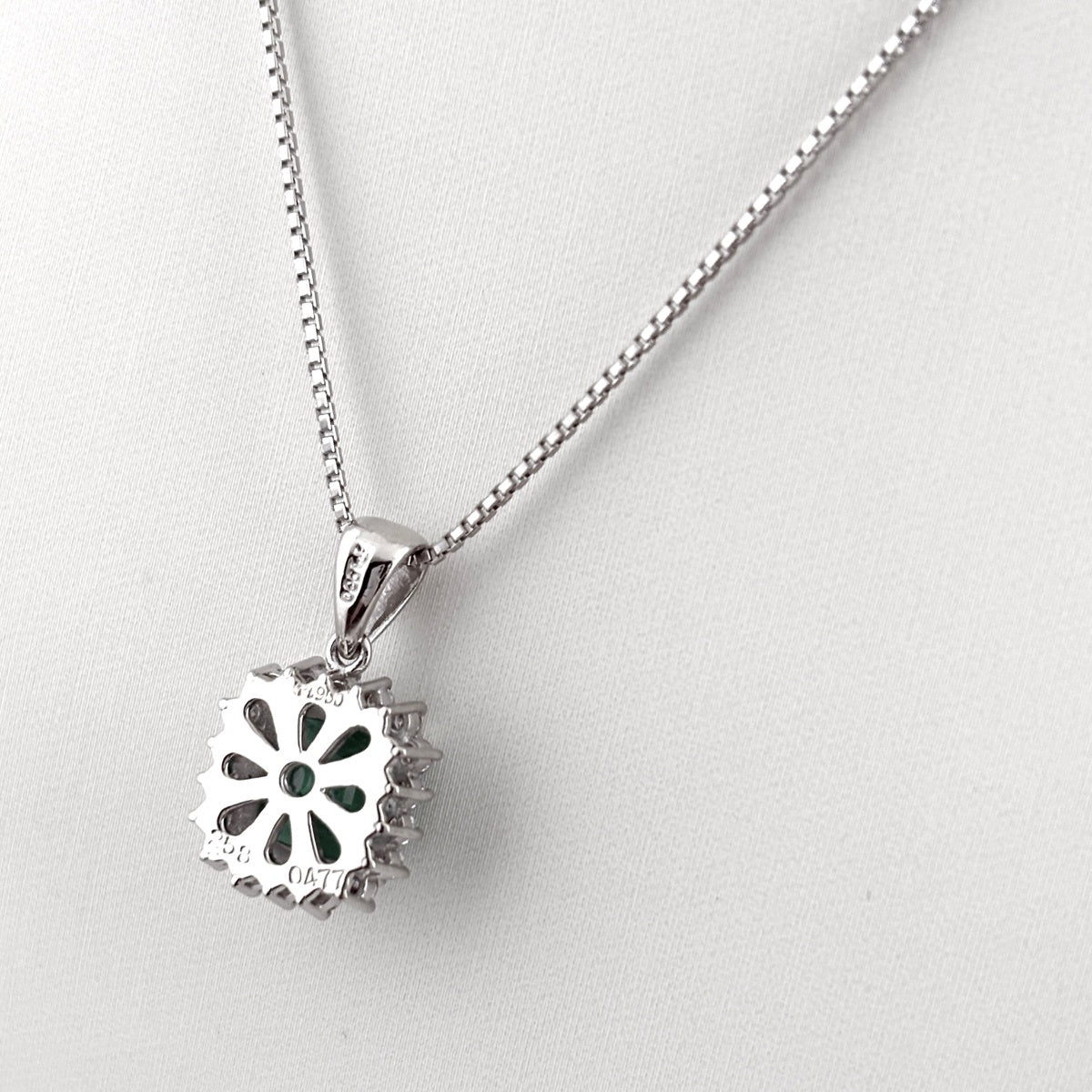 エメラルド デザインネックレス プラチナ ペンダント メレダイヤ