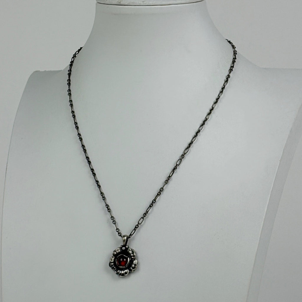 美品 ジョージジェンセン ネックレス 2002 ガーネット ヘリテージ シルバー バイセル公式】ジョージジェンセン デザイン ネックレス ヘリテージ