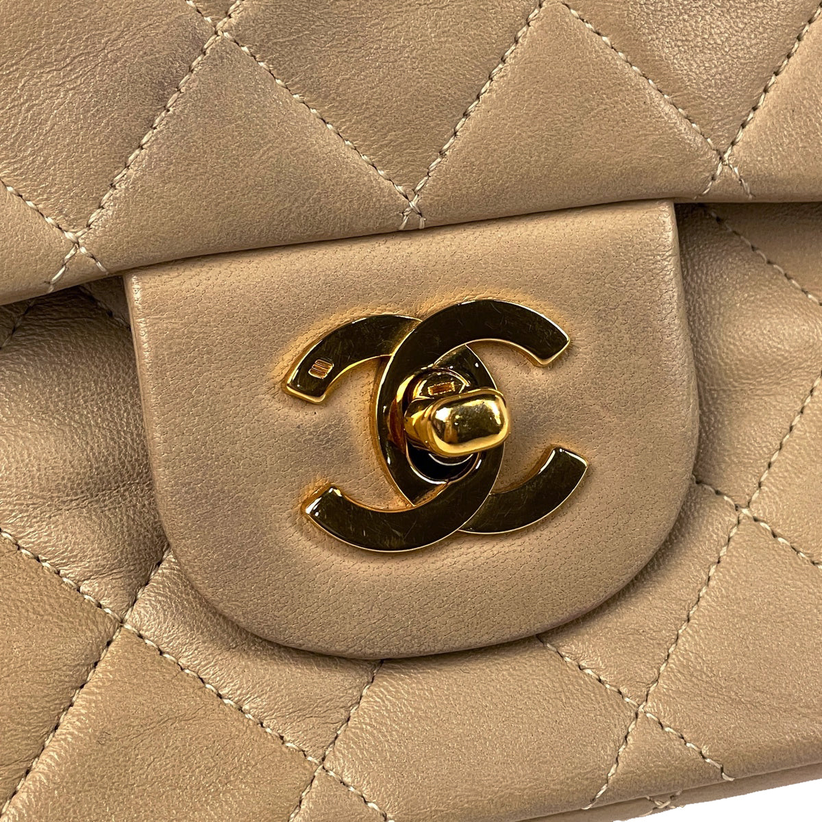 シャネル マトラッセ Wフラップ チェーン ショルダーバッグ ココマーク