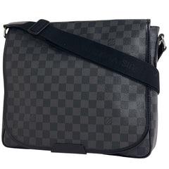 ルイ・ヴィトン ダニエルGM ショルダーバッグ ダミエグラフィット N58029 メンズ ブランドバッグ・小物 【中古】brbag