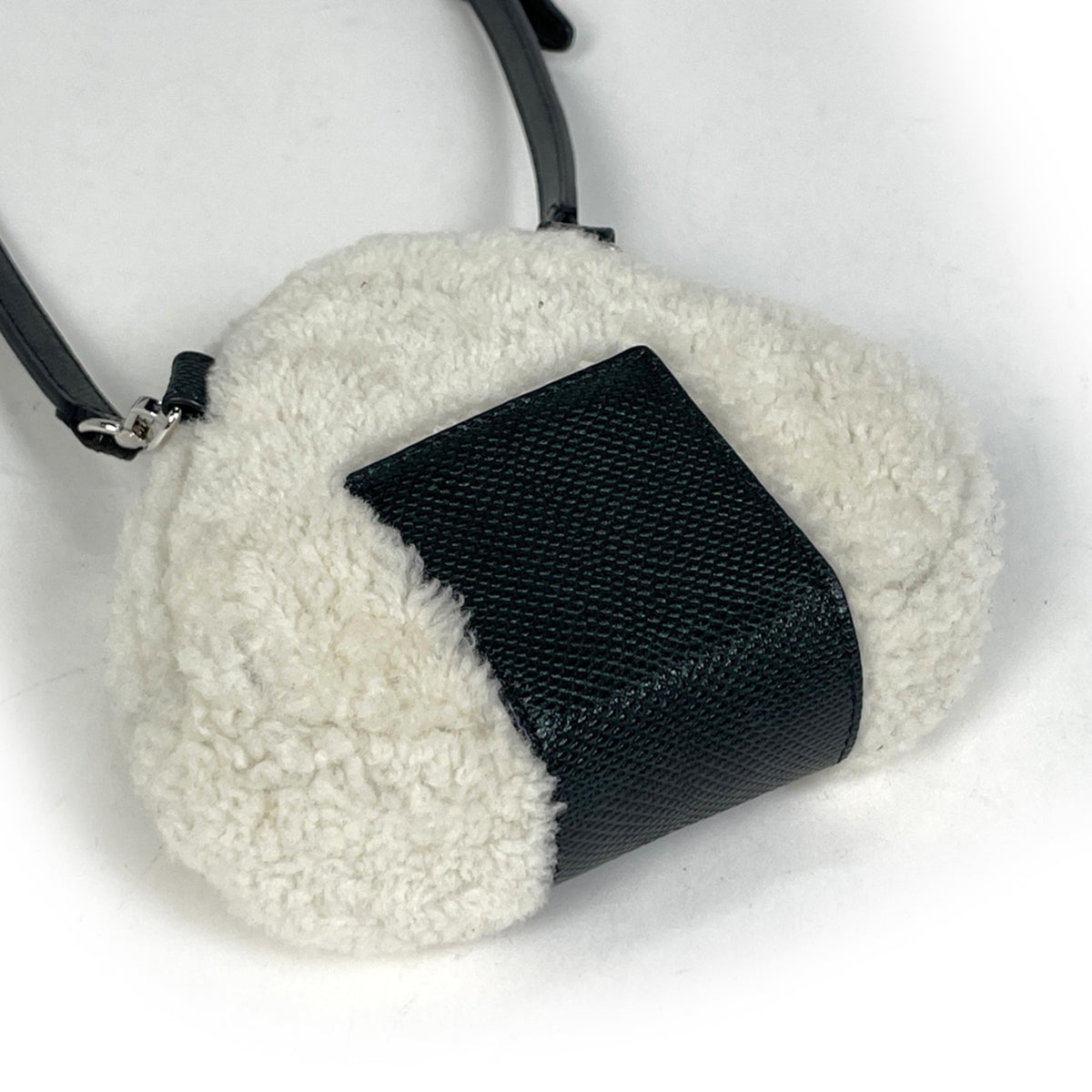 FENDI フェンディ おにぎり ショルダーバッグ ホワイト/ブラック 7AS240 レディース【中古】【美品】 フェンディ おにぎりバッグ ショルダーバッグ ファー 7AS240