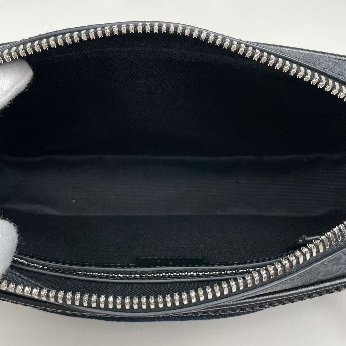 【値下】新作・新品・未使用　GUCCI GGパターン ボディバッグ GGパターン スモール クロスボディバッグ ・フォレストグリーン GG