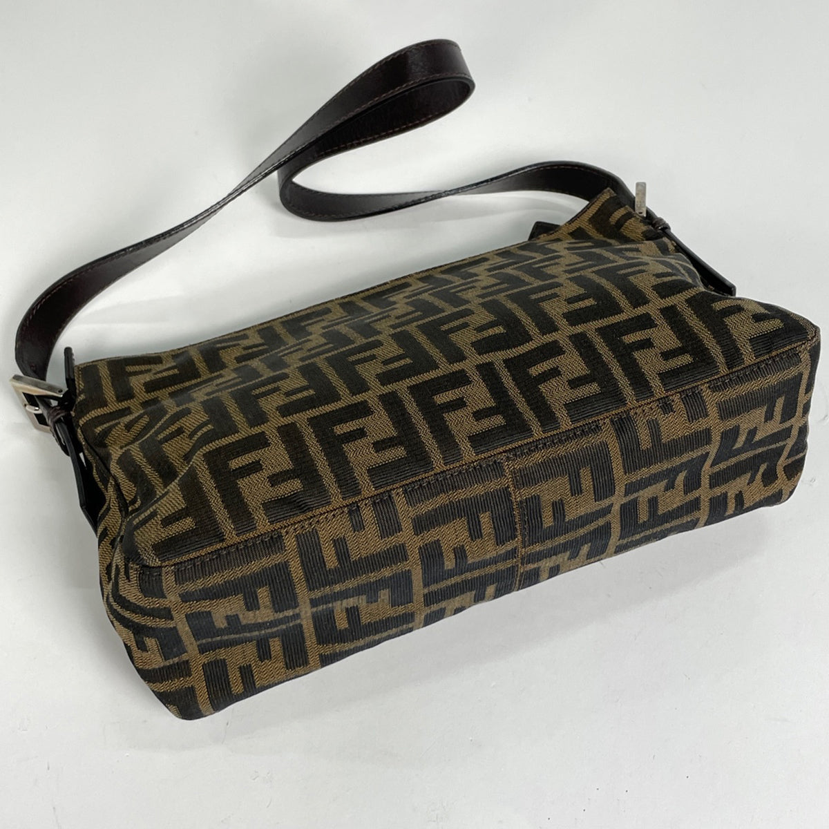 『FENDI』フェンディ ズッカ柄 ロゴプレート ショルダーバック フェンディ ズッカ柄 ショルダーバッグ キャンバス 26566 レディース
