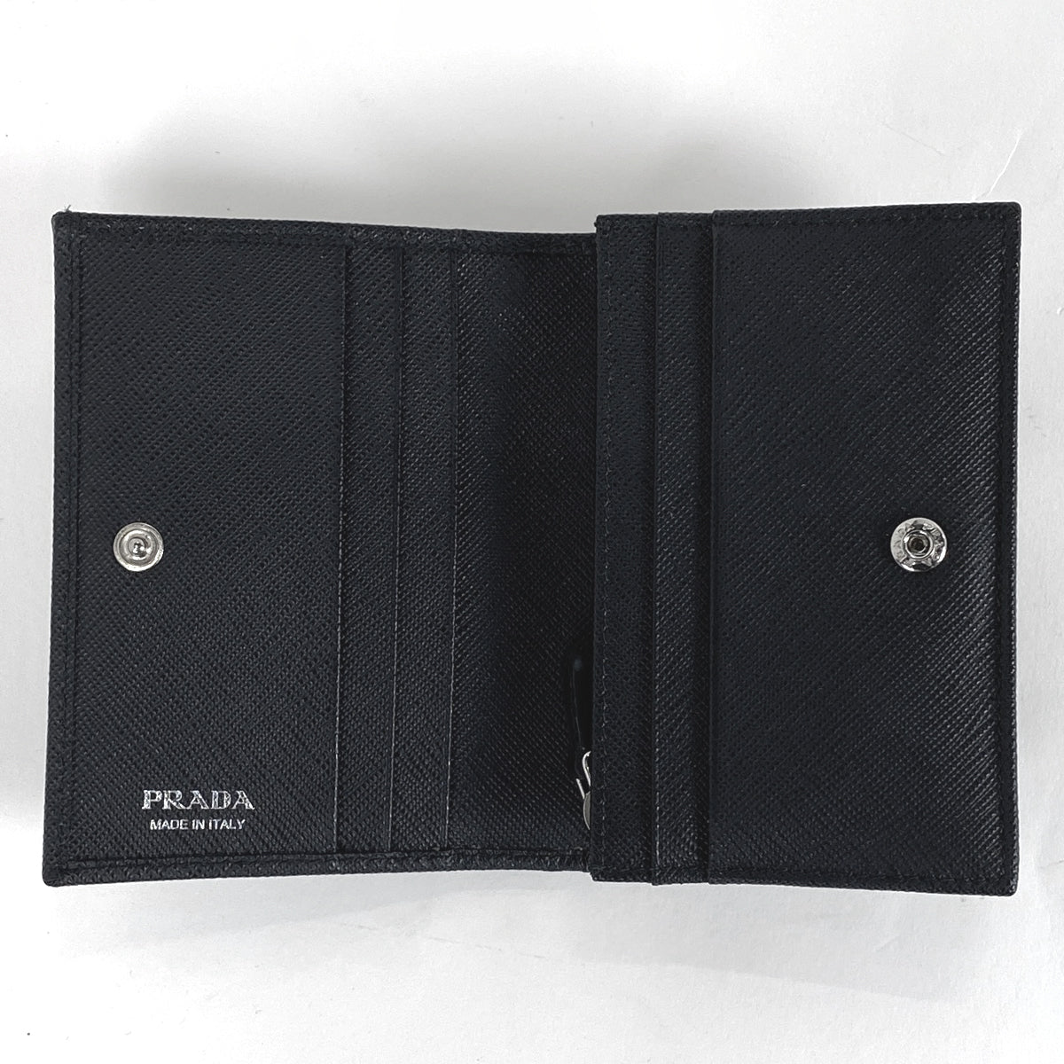 極美品 プラダ 折り財布 レザー 1MV204 二つ折り財布 黒色 ロゴ金具ぜひまたよろしくお願いします